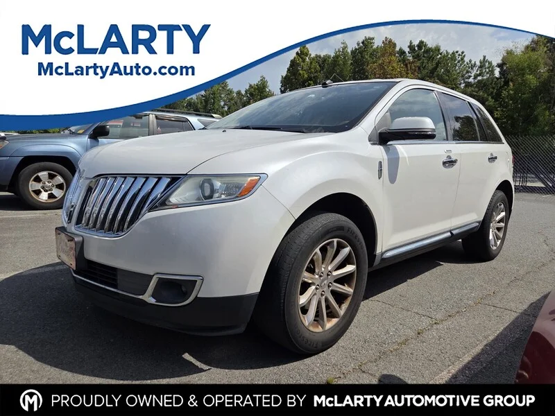Used 2014 White Platinum Clearcoat Metal LINCOLN BASE image 1