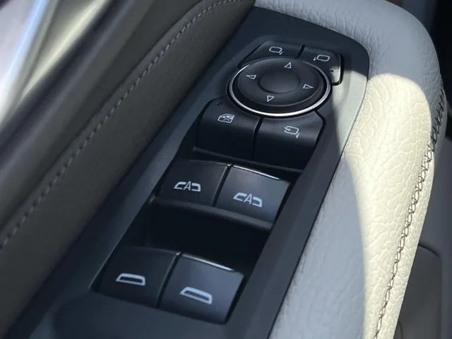 Used 2022 White GMC Denali image 31
