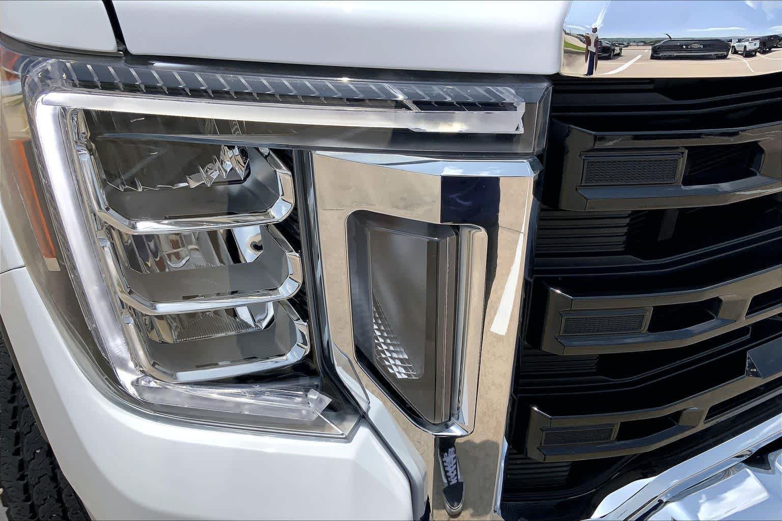 Used 2021 Summit White GMC  image 26