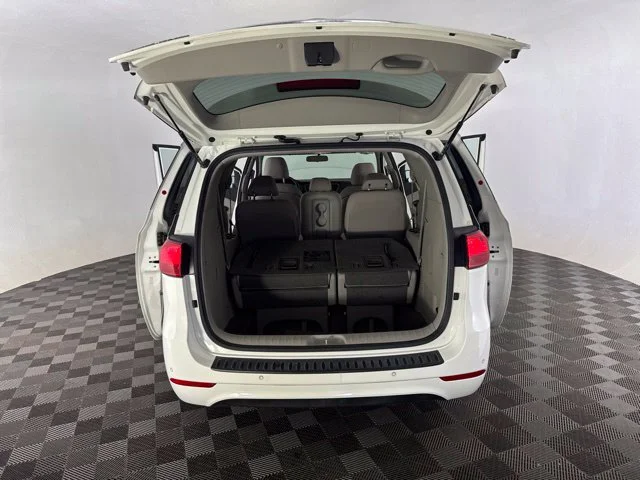Used 2015 White Kia LX image 17