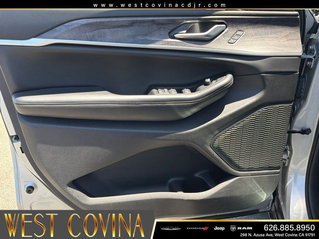 Used 2023 Silver Jeep Limited image 19