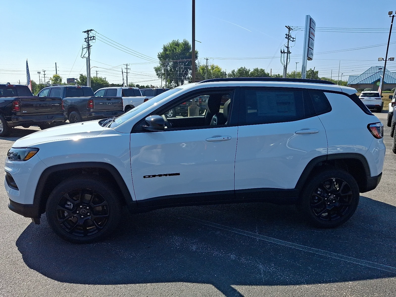 New 2025 Bright White Clear-Coat Exterior Paint Jeep Latitude image 5