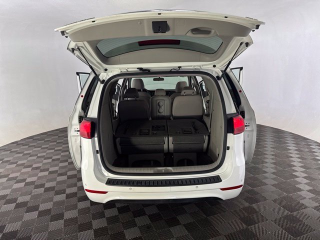 Used 2015 White Kia LX image 17