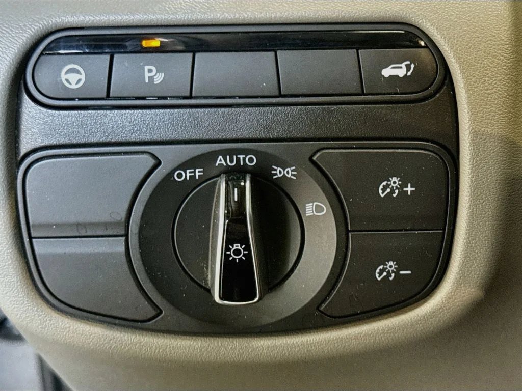 Certified Used 2023 Gray INFINITI LUXE image 11