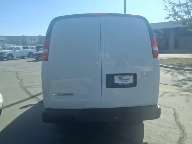 New 2026 Summit White Chevrolet WT image 9
