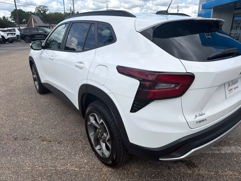 Used 2025 Summit White Chevrolet LT image 3