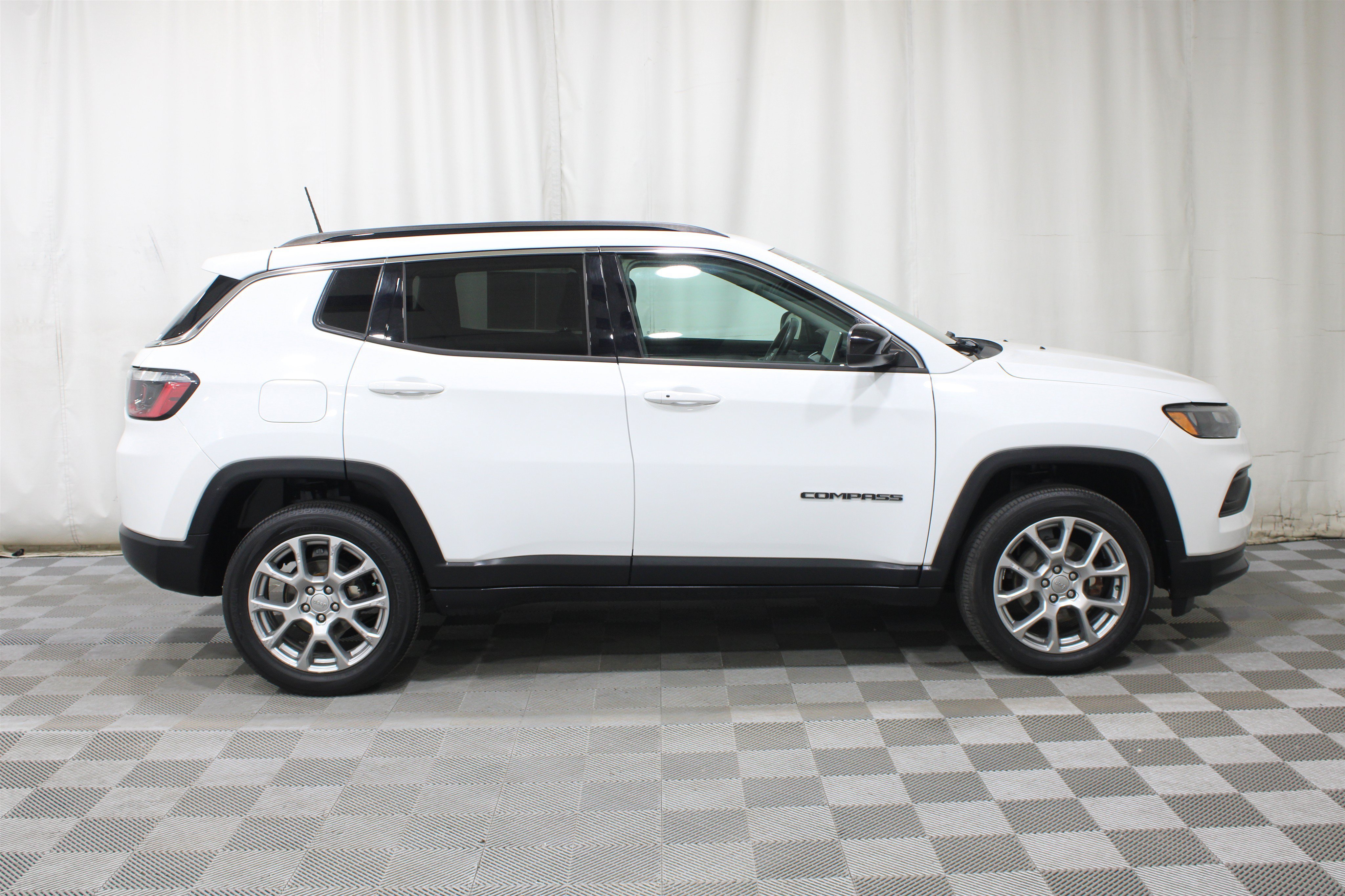 Used 2022 Bright White Clearcoat Jeep Latitude Lux 4x4 image 28