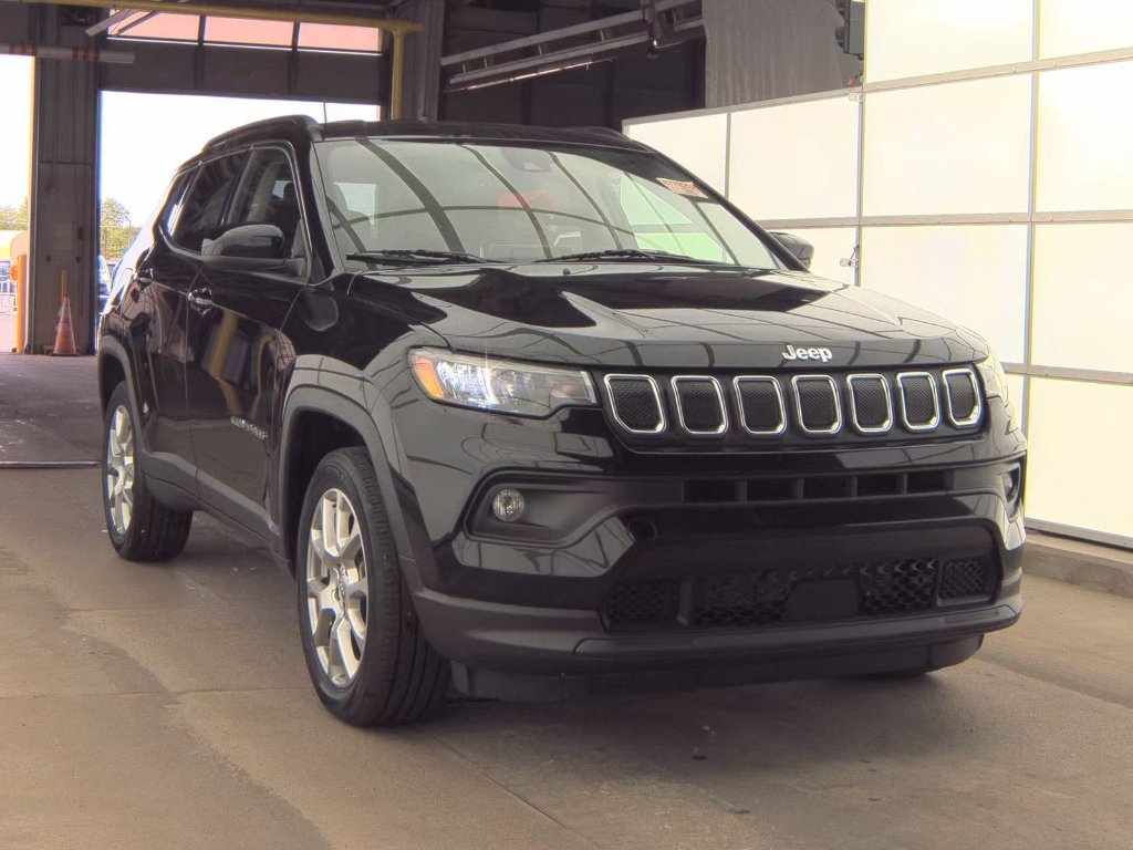 Used 2022 Diamond Black Crystal Pearlcoat Jeep Latitude Lux image 2