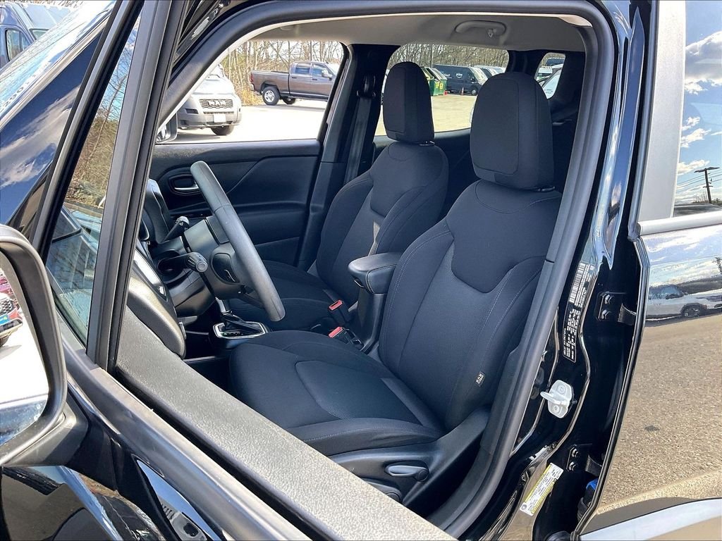 Used 2023 Black Clearcoat Jeep Latitude image 9