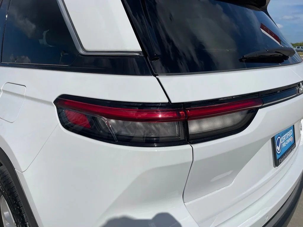 Used 2025 White Jeep Laredo image 9
