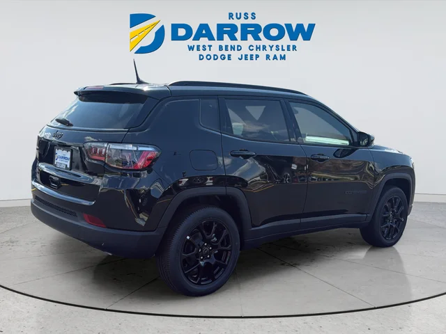 New 2026 Diamond Black Crystal Pearl-Coat Exterior Paint Jeep Latitude image 5