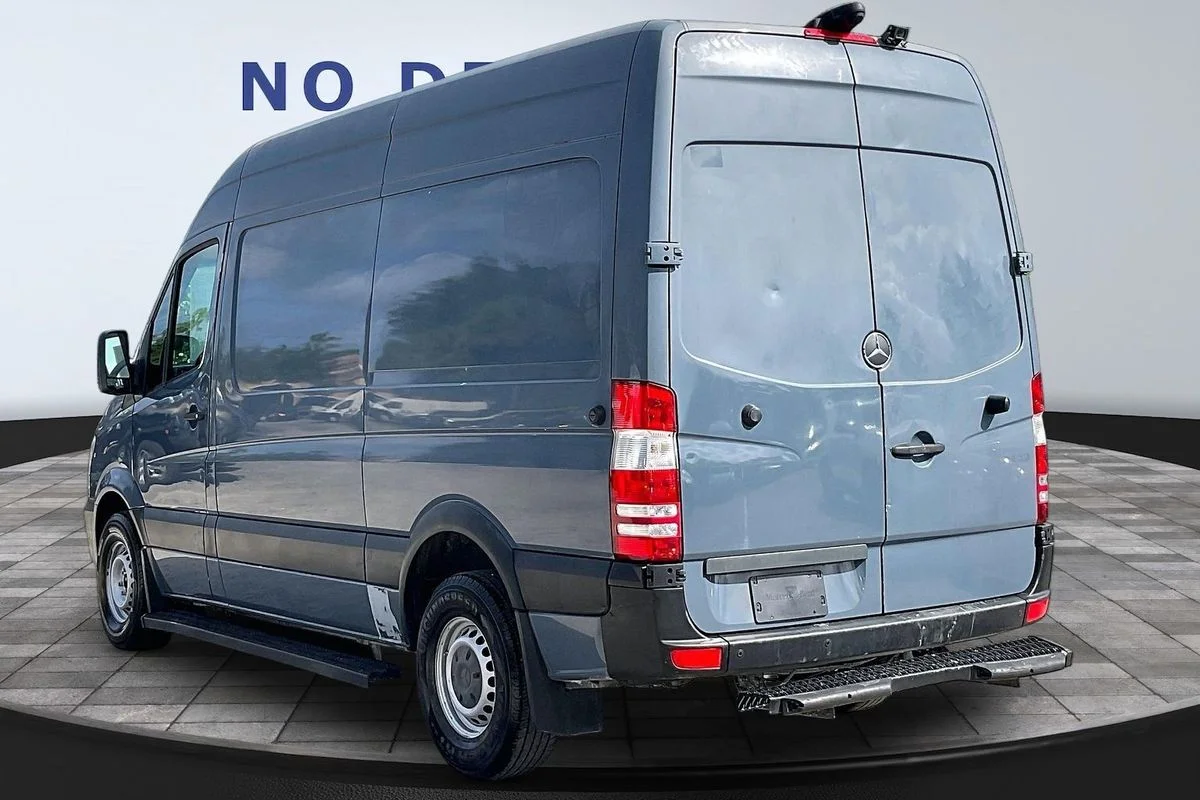 Used 2018  Mercedes-Benz Standard Roof V6 image 4