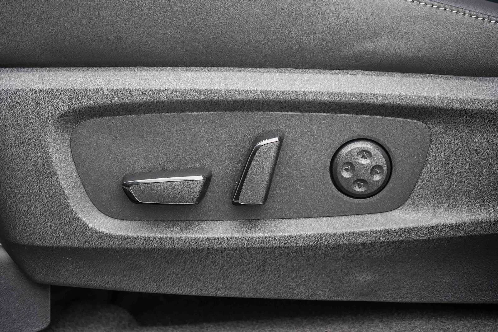 New 2026 RADIANT WHITE INFINITI Sport AWD image 24