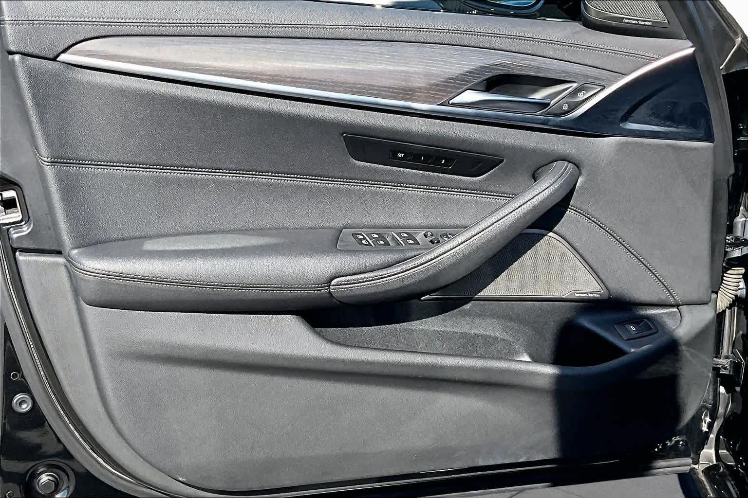 Used 2022 Black Sapphire Metallic BMW 530i image 21
