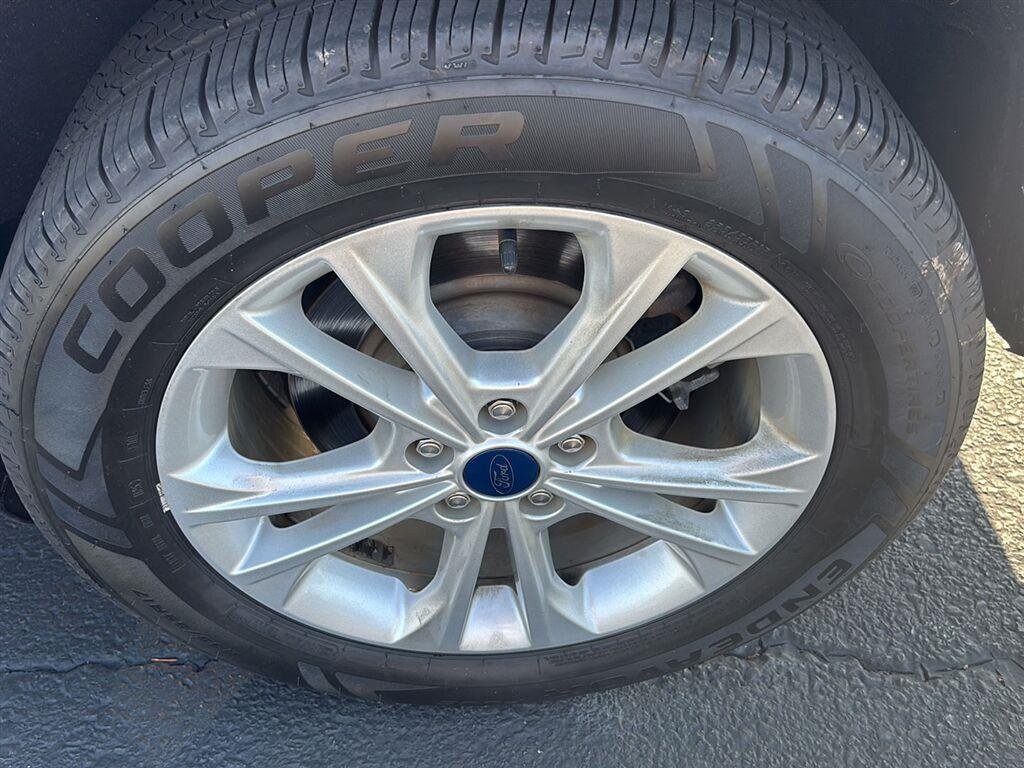 Used 2019 Oxford White Ford SE image 4