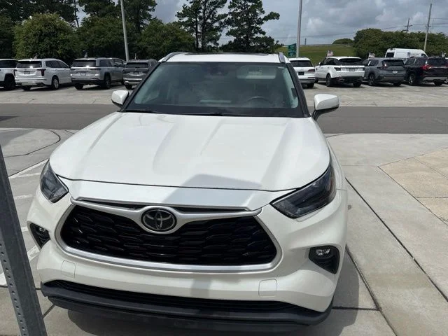 Used 2021 White Toyota XLE image 5