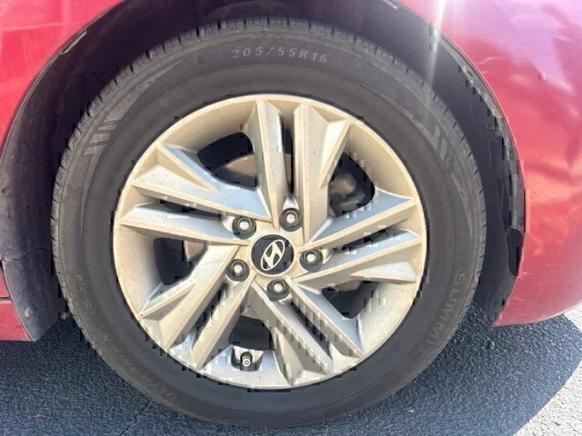 Used 2020 Red Hyundai SE image 4