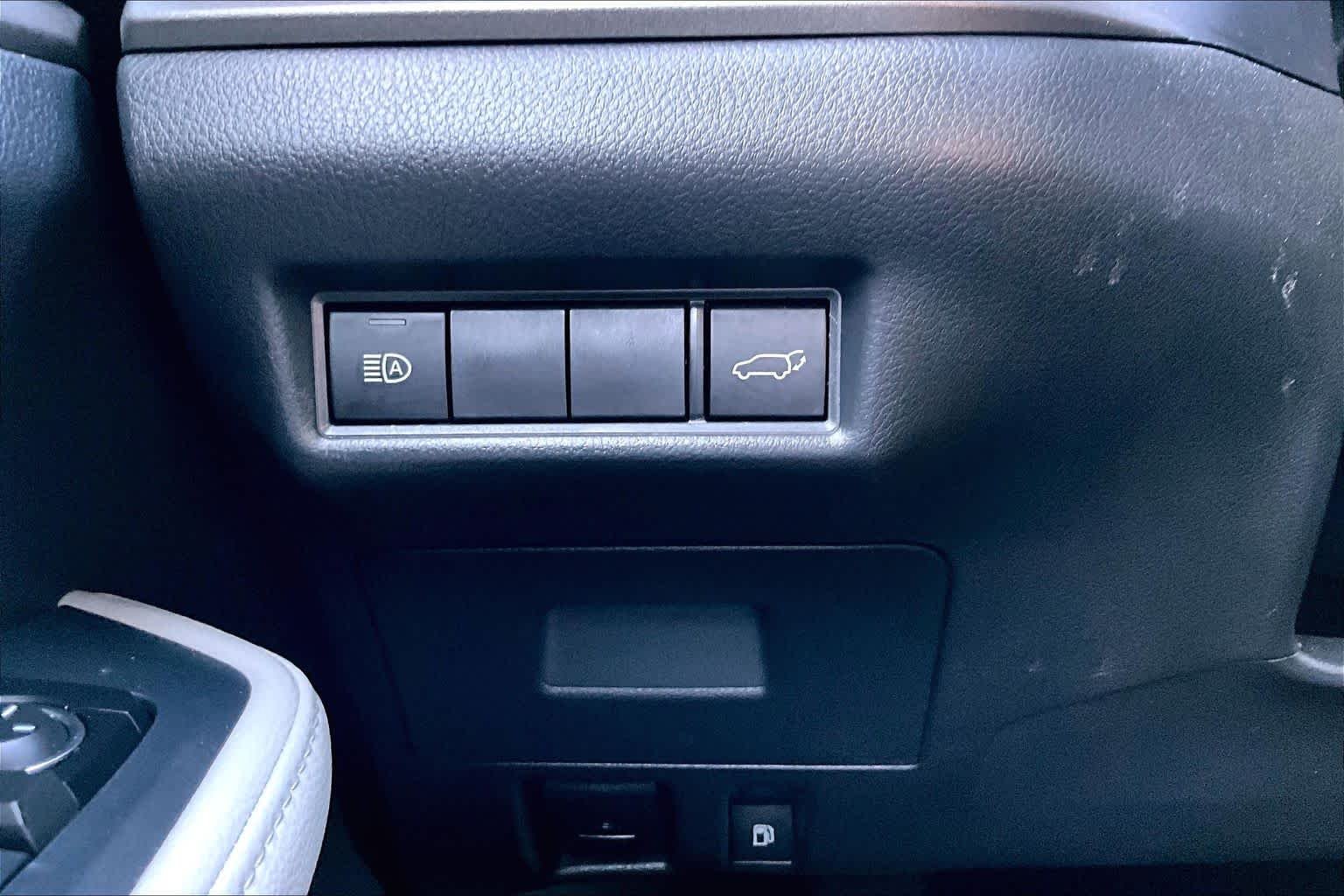 Used 2024 Wind Chill Pearl Toyota XLE image 33