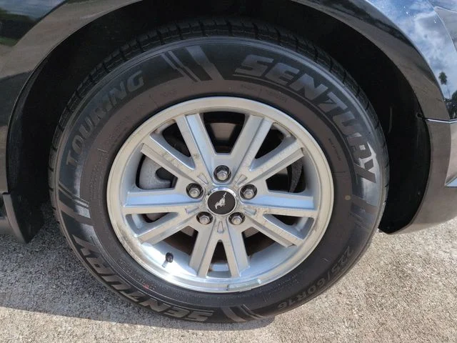 Used 2009 Black Ford V6 image 11