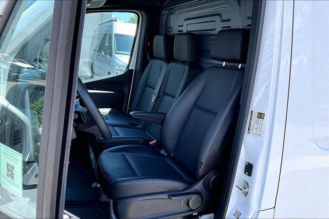 Used 2025  Mercedes-Benz Cargo 144 WB image 5