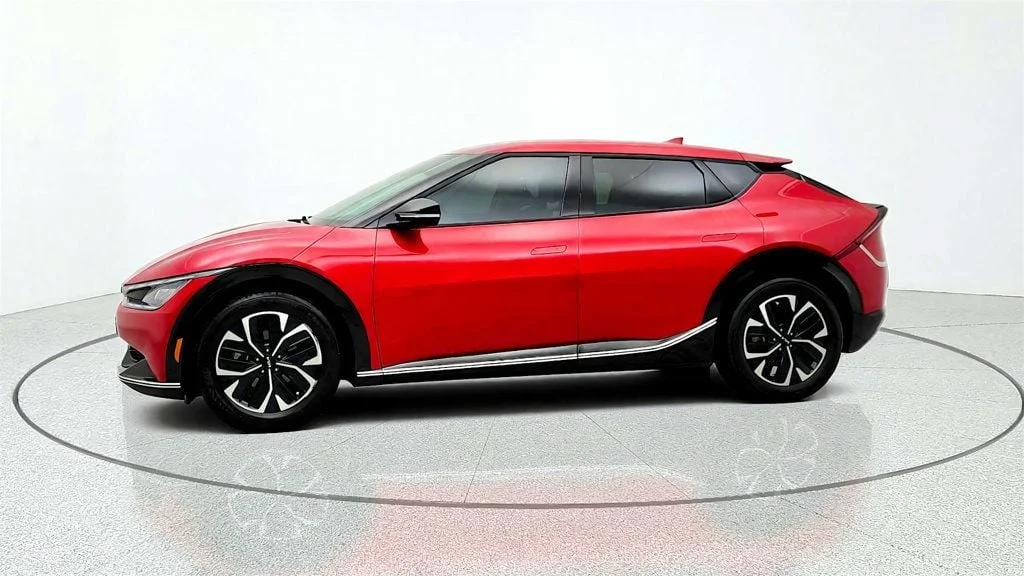 Used 2022 Runway Red Kia Wind RWD image 8