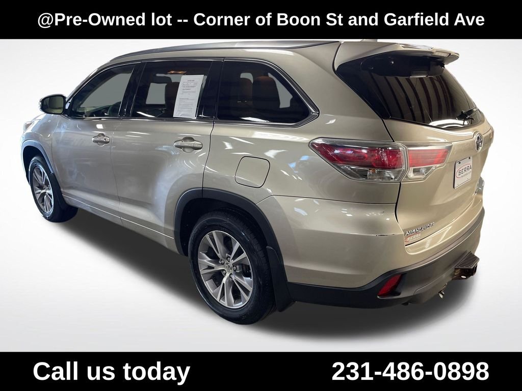 Used 2015  Toyota XLE V6 image 3