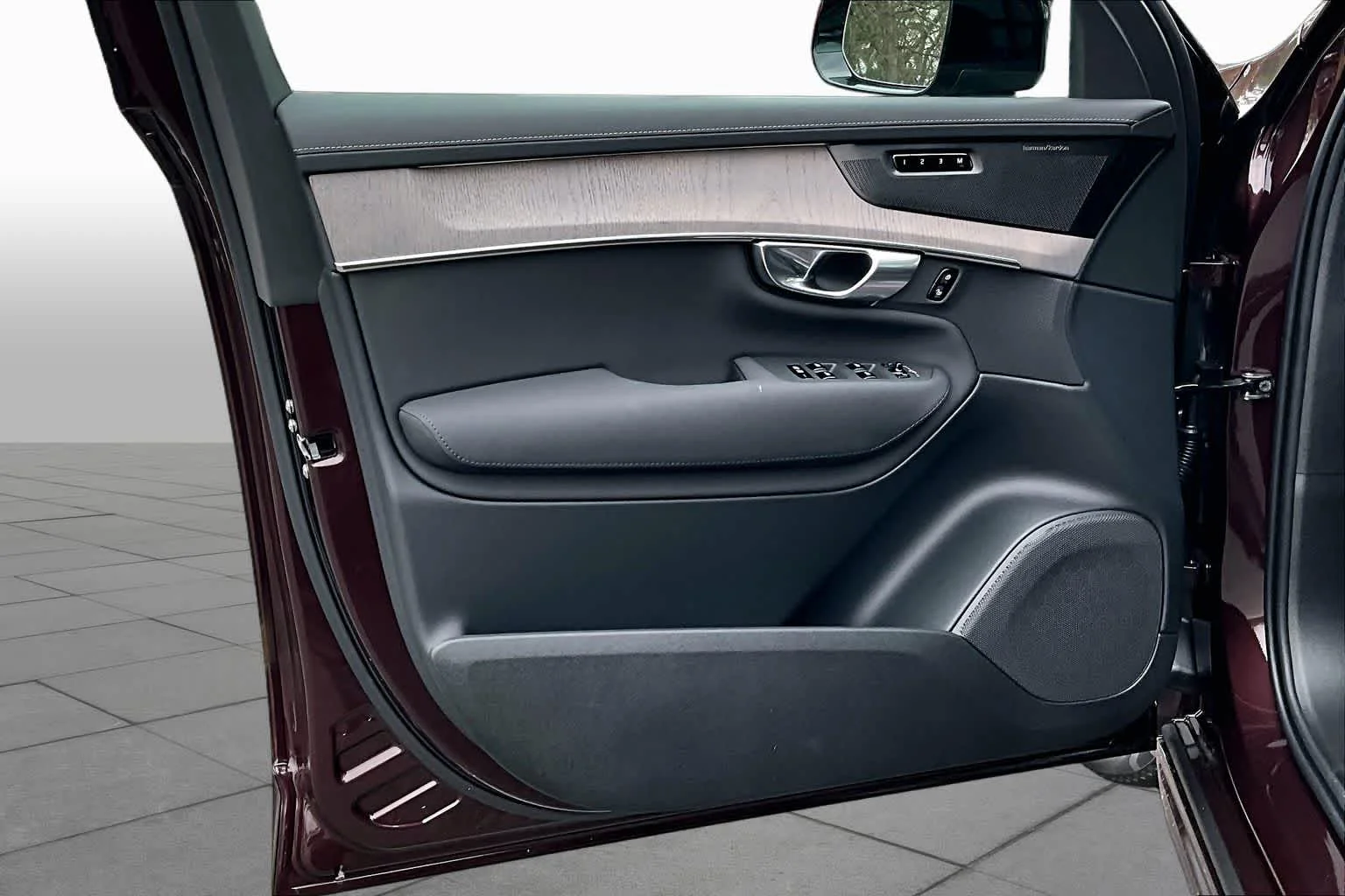 New 2026 MULBERRY RED Volvo Ultra Dark Theme image 11