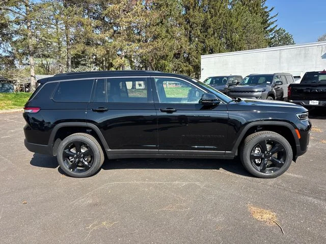 New 2026 Diamond Black Crystal Pearl-Coat Exterior Paint Jeep Limited image 30
