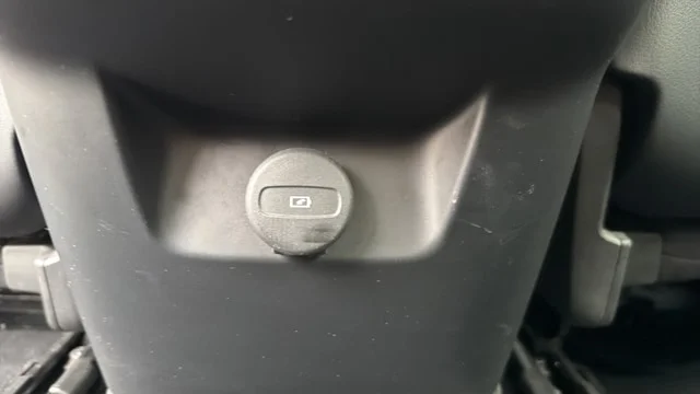 Used 2022 Crystal White Metallic Volvo B5 Momentum image 16