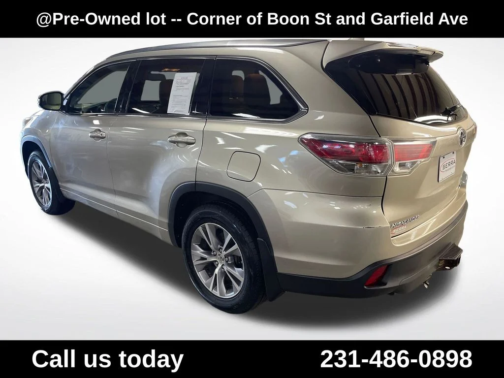 Used 2015  Toyota XLE V6 image 3