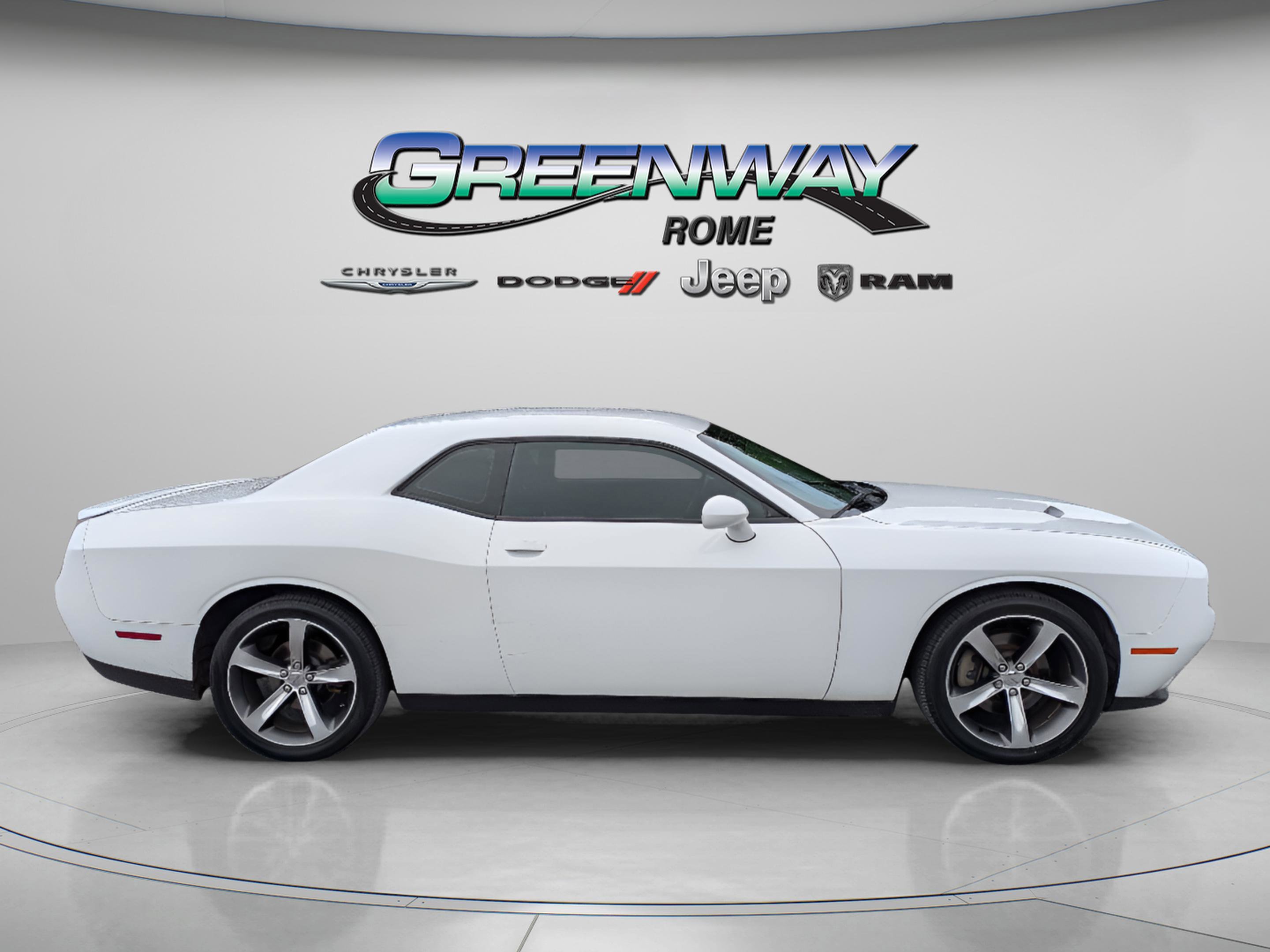 Used 2015 Bright White Clearcoat Dodge SXT image 9