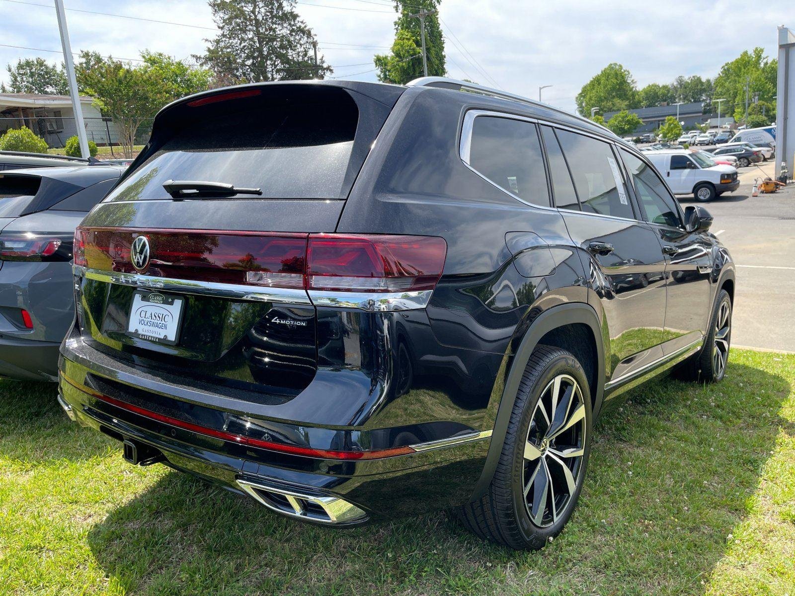 New 2026 Deep Black Pearl Volkswagen 2.0T SEL Premium R-Line image 5
