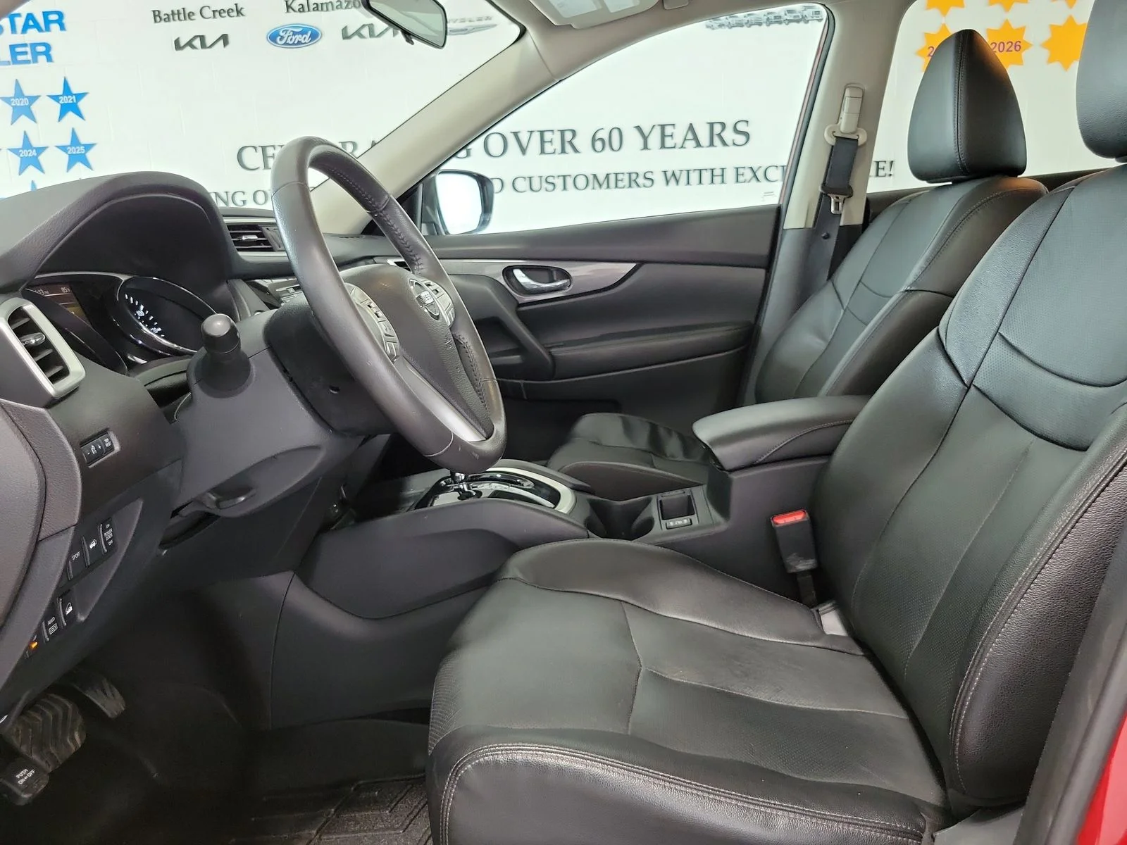 Used 2016 Red Nissan SL image 8
