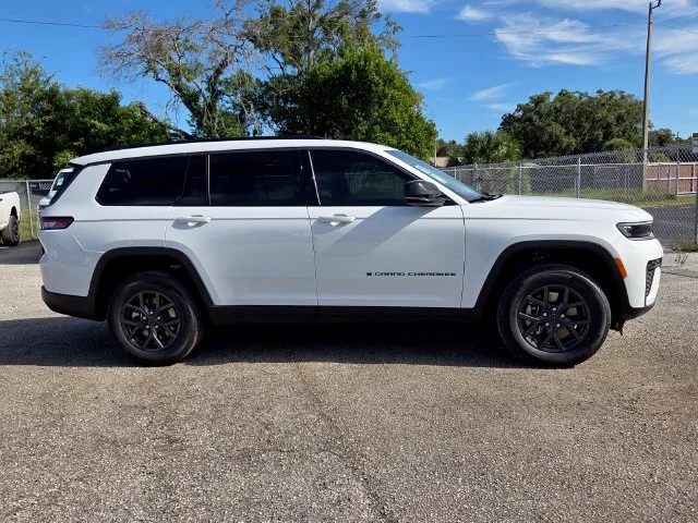New 2027 Bright White Clear-Coat Paint Jeep Laredo Altitude image 9
