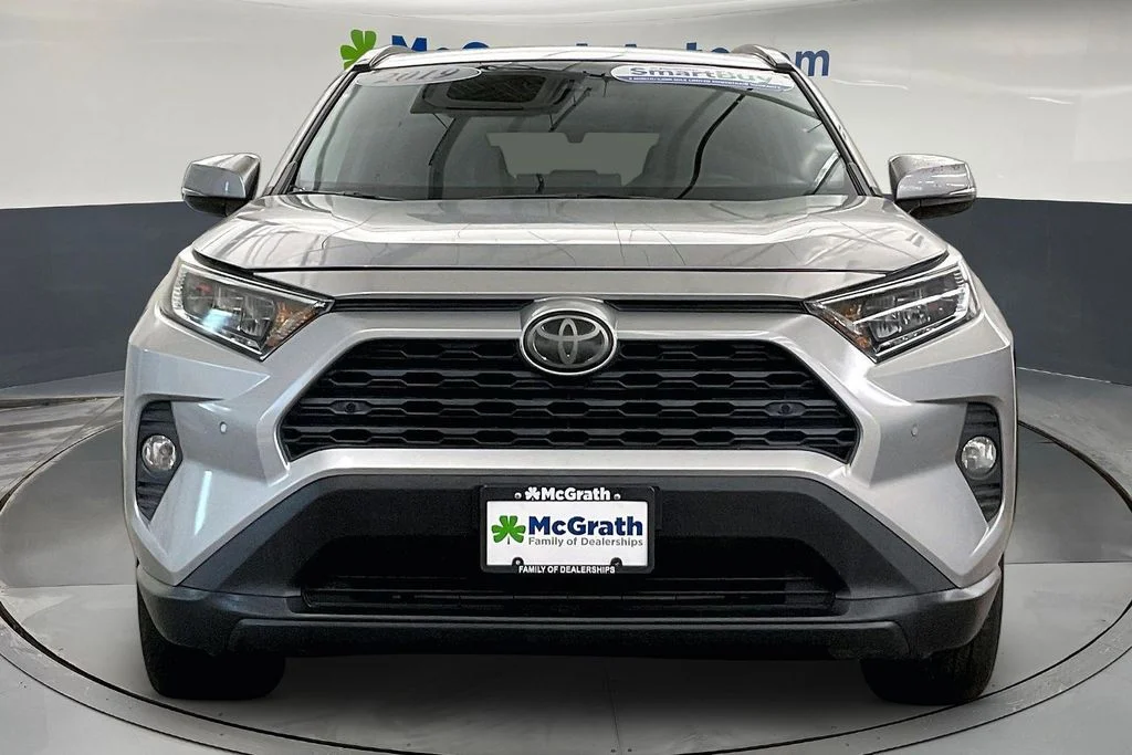 Used 2019 Silver Toyota XLE Premium image 5