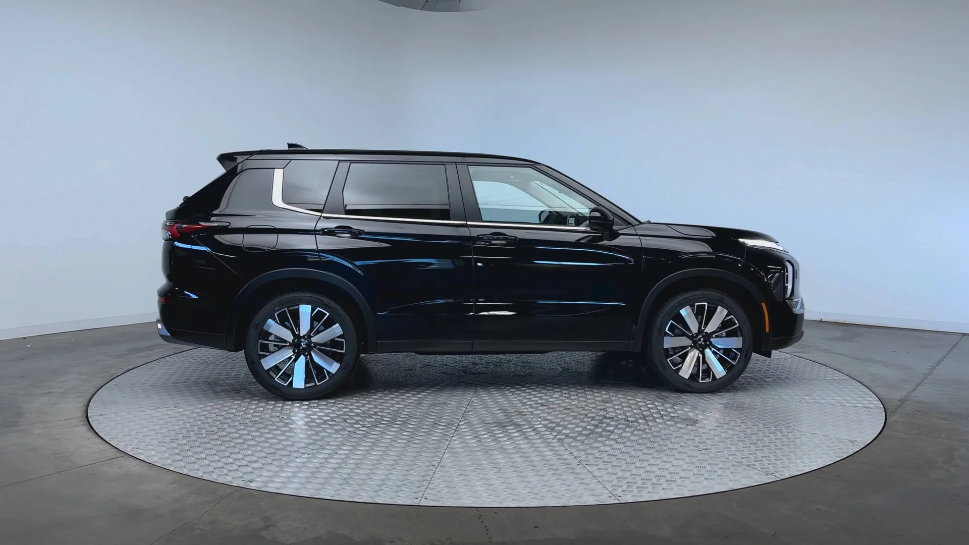 New 2026 Labrador Black Pearl Mitsubishi SE image 9
