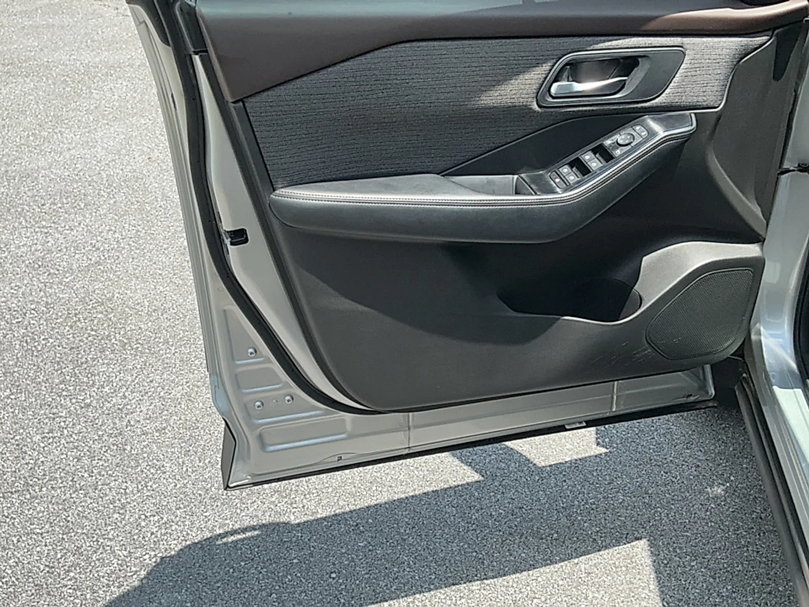 Used 2023  Nissan SV FWD image 6