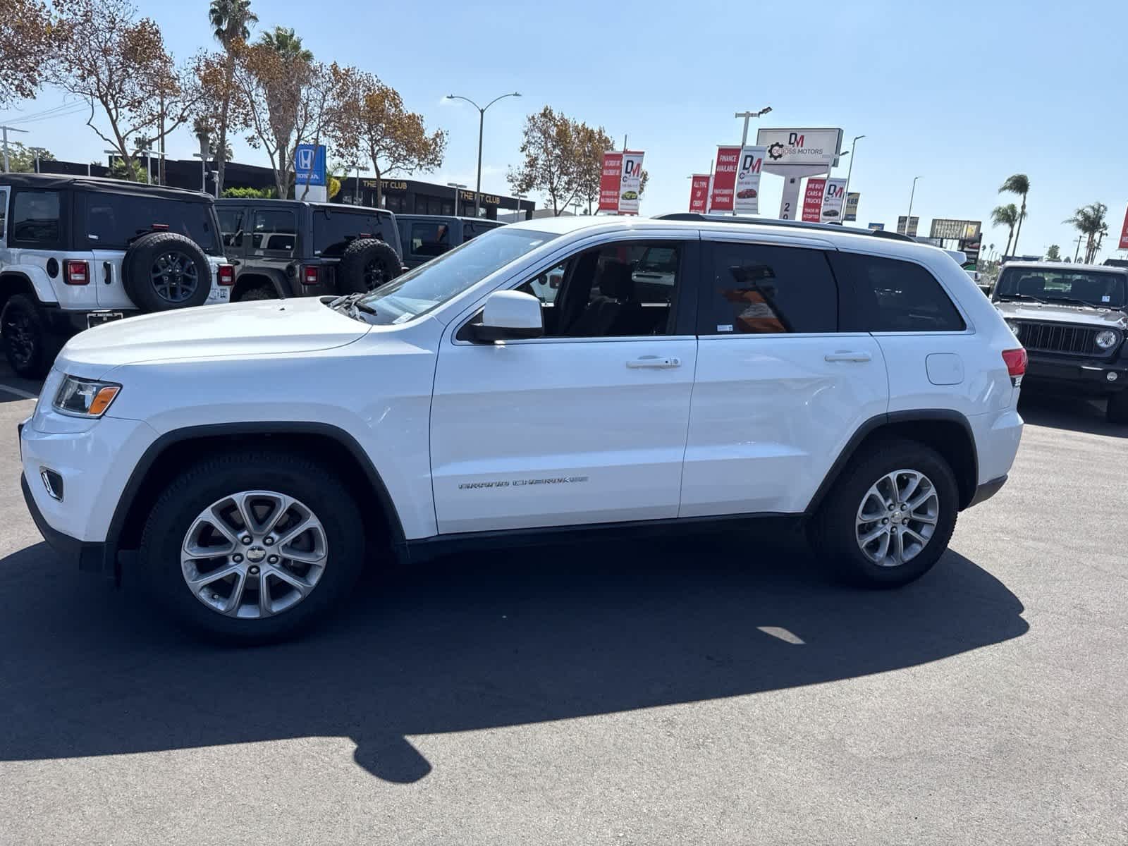 Used 2015 Bright White Clearcoat Jeep Laredo image 22