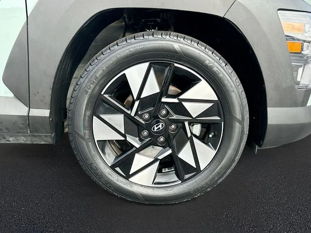 Used 2025 Green Hyundai SEL image 29