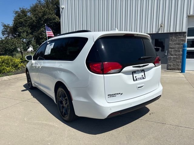 Used 2019 Bright White Clearcoat Chrysler Touring L image 8