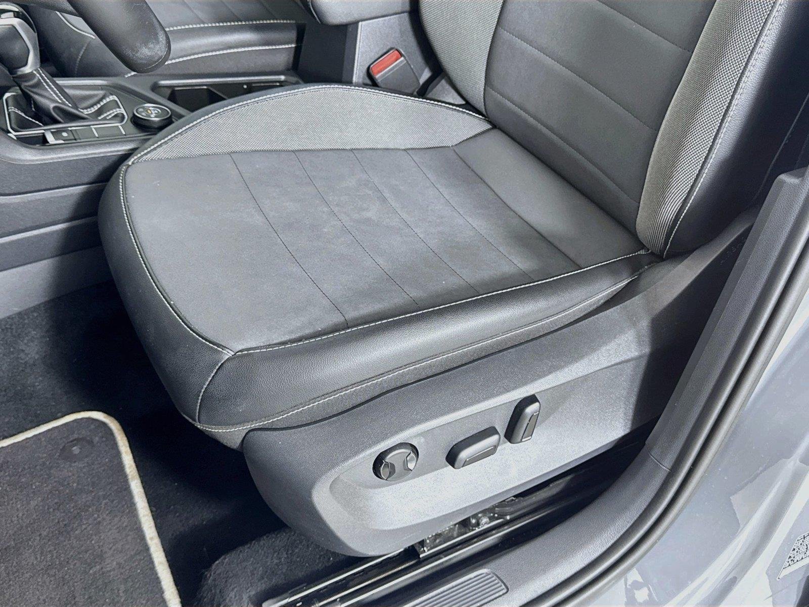 Used 2023 Pure Gray Volkswagen SE image 18