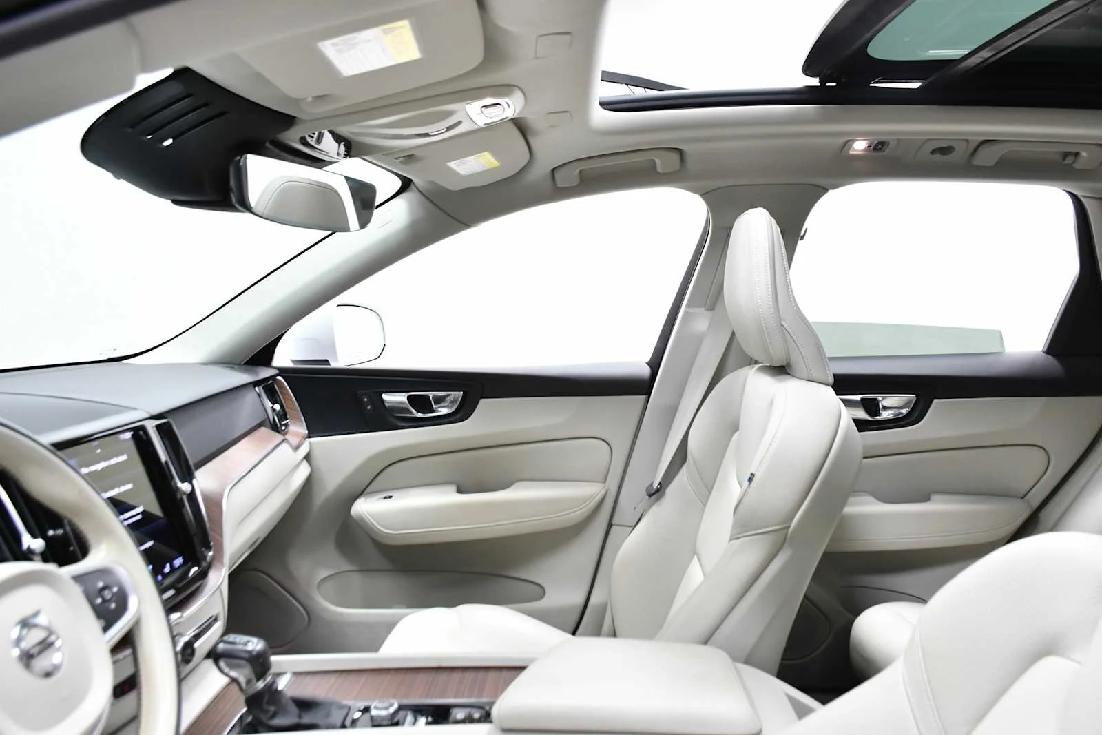Used 2021 Crystal White Metallic Volvo Momentum image 11