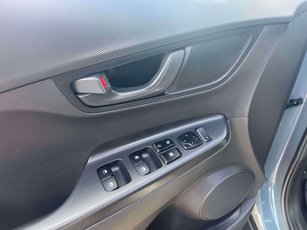 Used 2022 Green Hyundai SE image 17