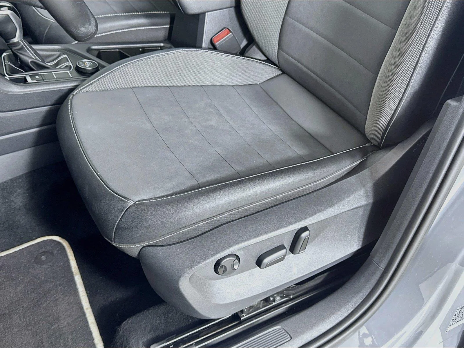 Used 2023 Pure Gray Volkswagen SE image 18