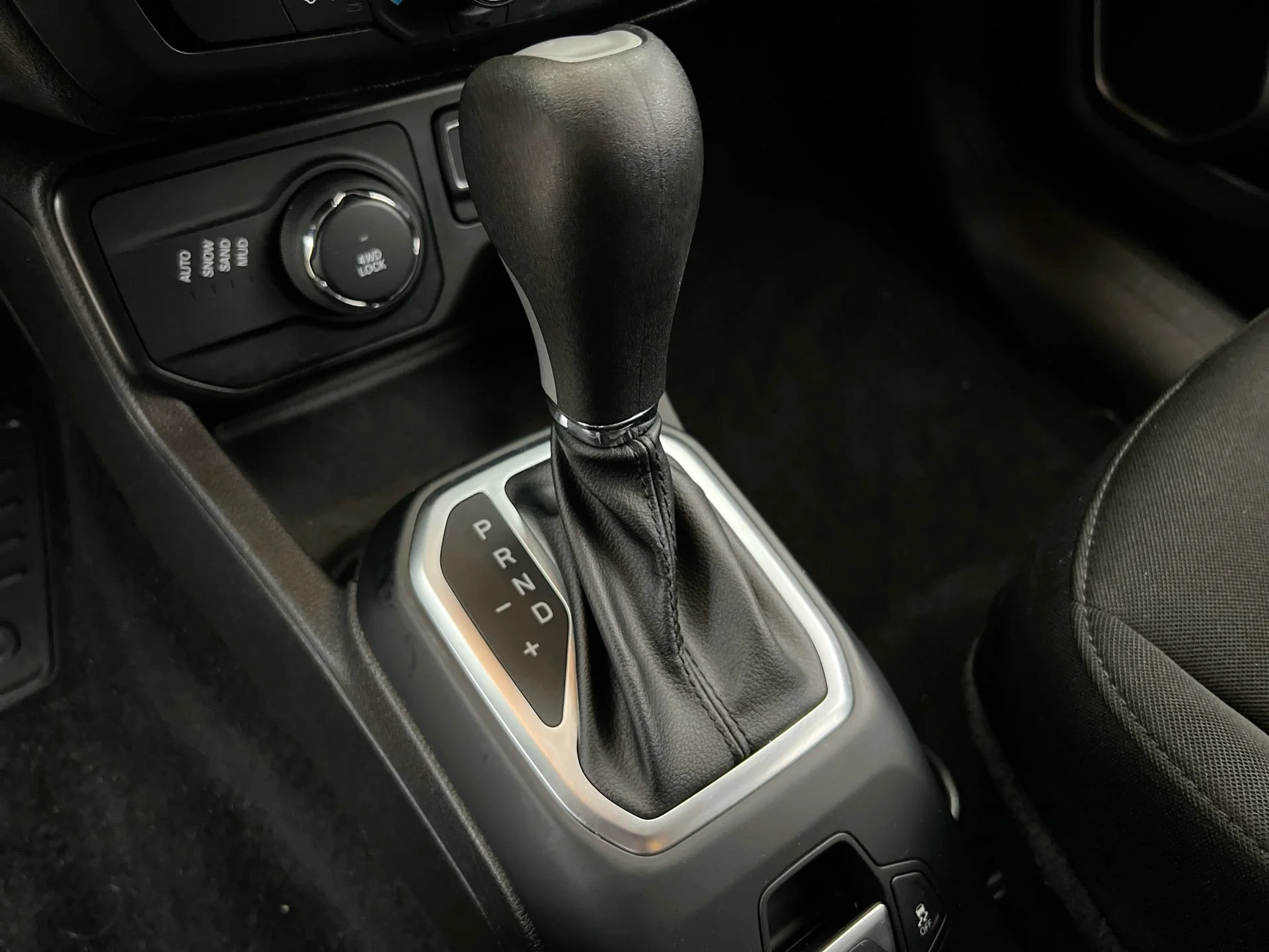 Used 2023 Red Jeep Latitude image 26