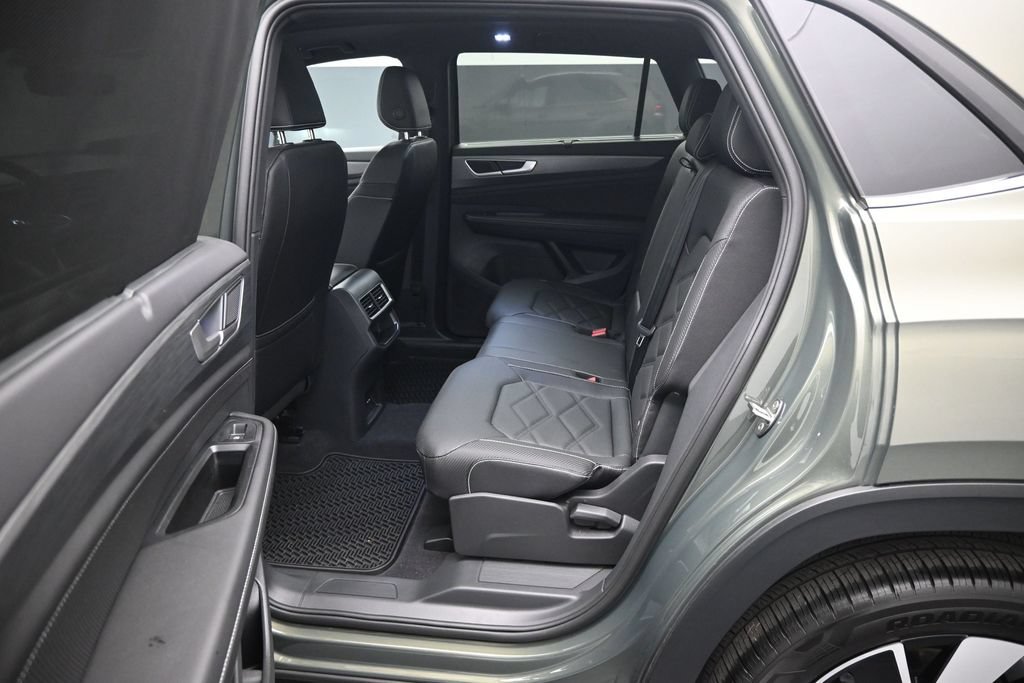 Used 2026 Green Volkswagen SE w/Technology image 18