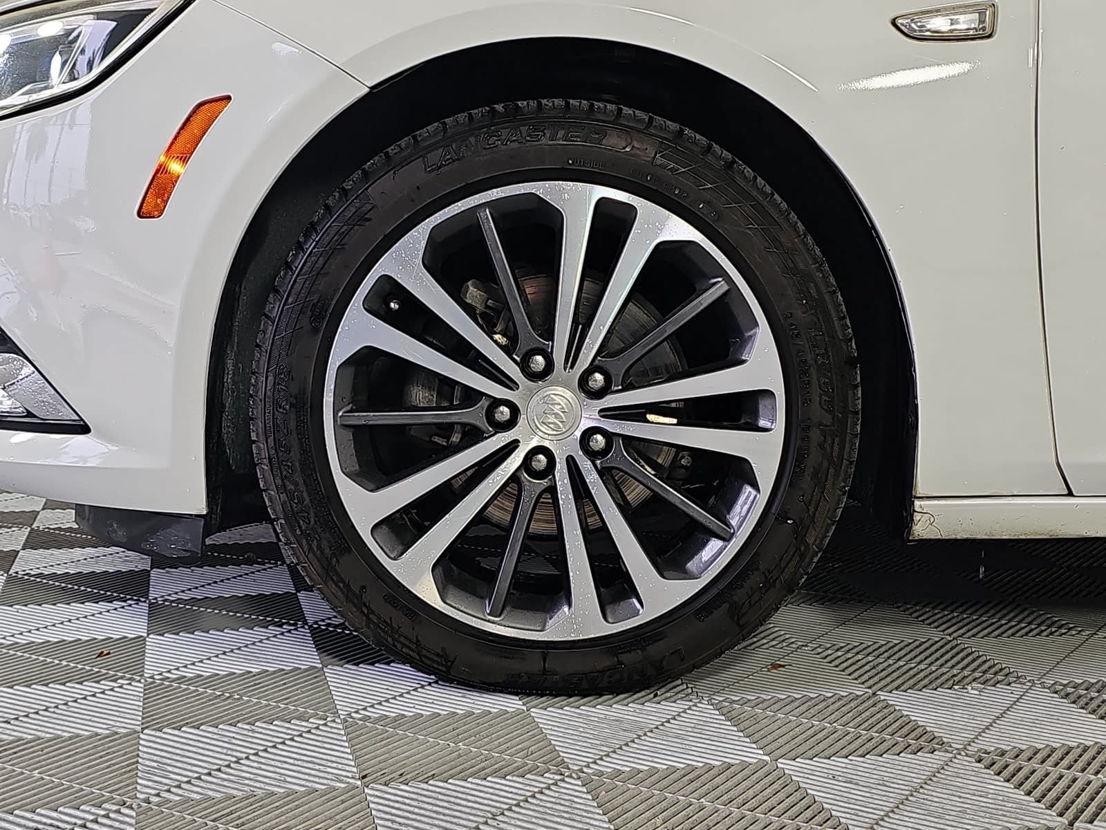 Used 2018 White Buick Essence image 10