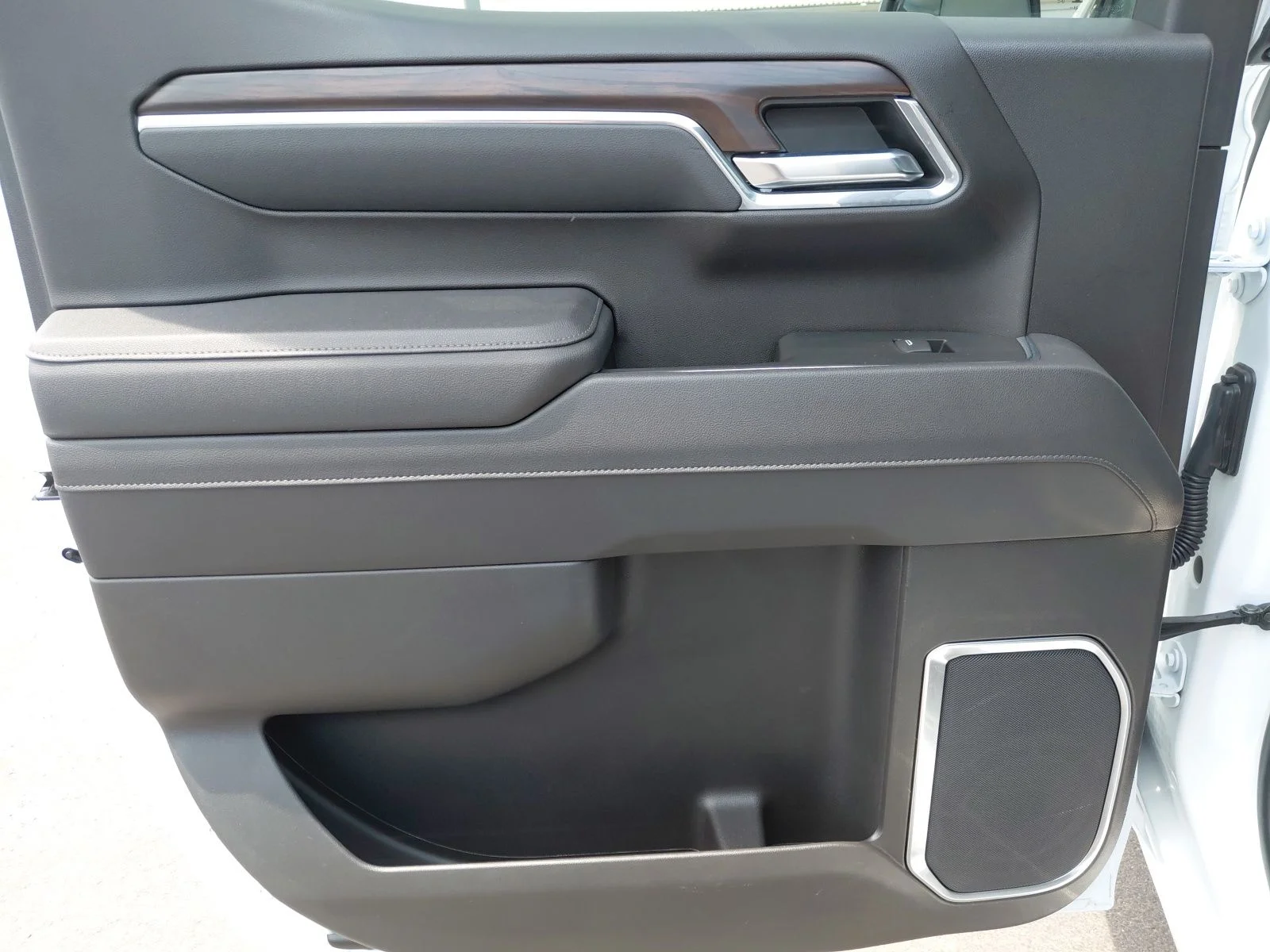 Used 2025 White GMC SLT image 25