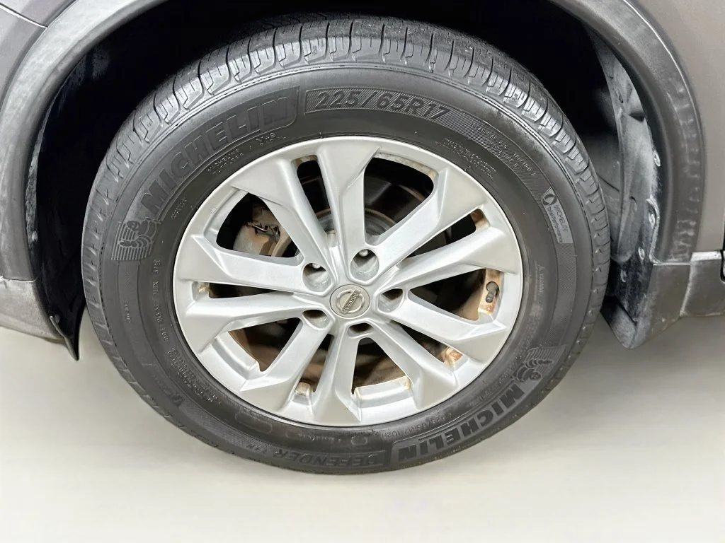 Used 2016 Gray Nissan SV image 37