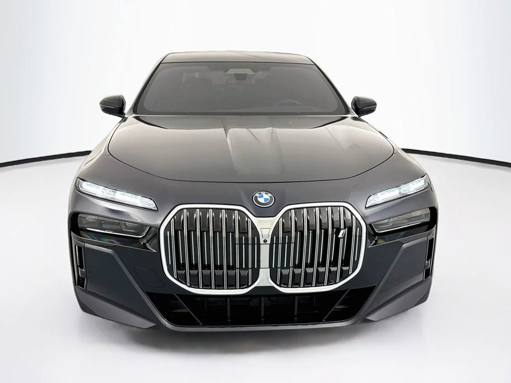 Used 2023 Black BMW xDrive60 image 2